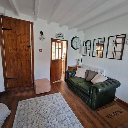 Black Cat Cottage - Central Pickering Grade 2 Listed Cottage מראה חיצוני תמונה