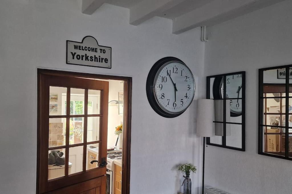 Black Cat Cottage - Heart Of Pickering Cosy Listed Cottage פיקרינג מראה חיצוני תמונה